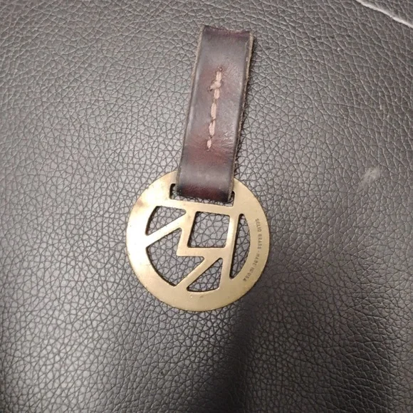 VINTAGE THE MARLBORO SOLID BRASS AND LEATHER KEY CHARM NRMINT CONDITION - Picture 3 of 5